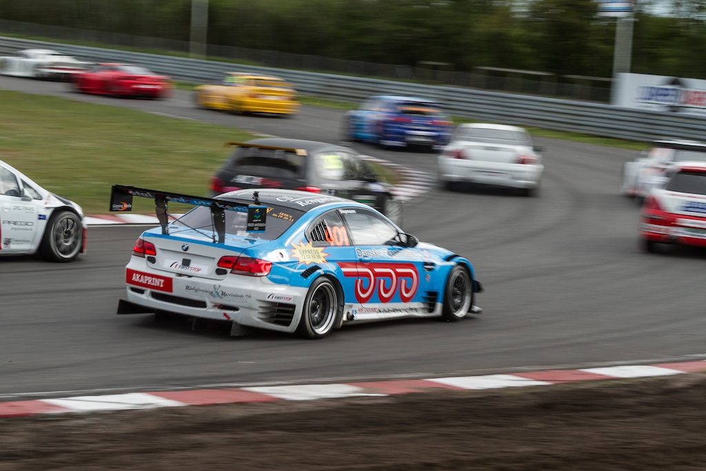 Da bilen kunne holde, var der fuld fart på den fragtmandsblå BMW
(Foto: KCJ Foto)